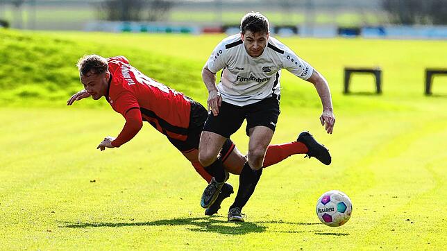 Beim 2:2 zwischen SV Aasen (Jeremias Fischerkeller, rechts) und TuS Bonndorf (Lukas Weishaar) gelingt keiner Mannschaf der entscheidende ...