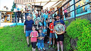 Viele Pokalgewinner und Dorfschützenkönig Dominik Fichter (unten rechts) präsentieren sich zum Siegerbild mit Oberschützenmeister Tobias ...