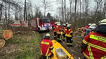 Feuerwehr, Rettungsdienst und Notarzt mussten den Mann mit schwerem hydraulischem Gerät und einem Luftkissen retten.
