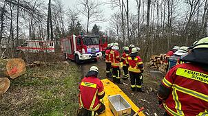 Feuerwehr, Rettungsdienst und Notarzt mussten den Mann mit schwerem hydraulischem Gerät und einem Luftkissen retten.