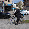 Angelika Cziomer fährt mit ihrem Fahrrad die Häfler Friedrichstraße entlang. Hier sind besonders viele Autos, Radfahrer und Fußgänger ...