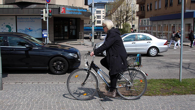 Angelika Cziomer fährt mit ihrem Fahrrad die Häfler Friedrichstraße entlang. Hier sind besonders viele Autos, Radfahrer und Fußgänger ...