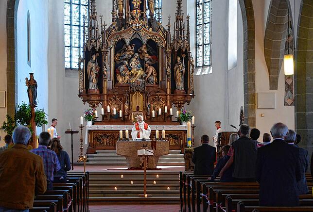 Gottesdienst in der St.-Nikolaus-Kirche mit großem Abstand zwischen den Besuchern.