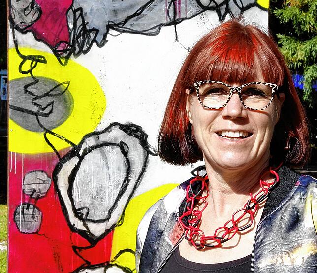 „Im Zeichen der Rundung“ ist der Titel des Bildes von Victoria Graf, in ihre Arbeiten baut sie gern grafische Elemente ein. ...