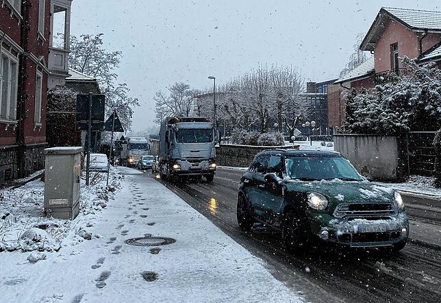 Autofahrer kamen anfangs noch problemlos den Ochsenbuckel in Waldshut hoch.