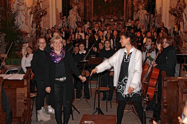 Gudrun Hafner, Leiterin des Streich-Orchesters (links) und Chorleiterin Isabell Marquardt nahmen freudestrahlend den Applaus des ...