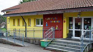 Dieses Bild gehört bald der Vergangenheit an: Der Kindergarten Don Bosco in Niedergebisbach wird durch einen Neubau des Kindergartens ...