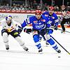 Zach Senyshyn (vorne) trägt auch in der DEL-Spielzeit 2025/26 das Wild Wings-Trikot.