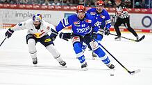 Zach Senyshyn (vorne) trägt auch in der DEL-Spielzeit 2025/26 das Wild Wings-Trikot.