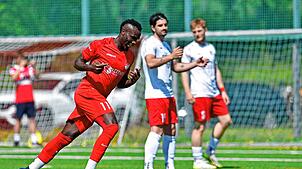 Jallow Saja sicherte sich mit dem FC Pfaffenweiler einen Sieg im Spitzenspiel der Fußball-Landesliga.