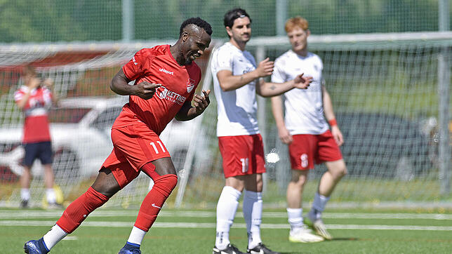 Jallow Sala vom neuen Tabellenführer FC Pfaffenweiler freut sich über seinen ersten Treffer zum 1:1-Ausgleich gegen den FC RW Salem.