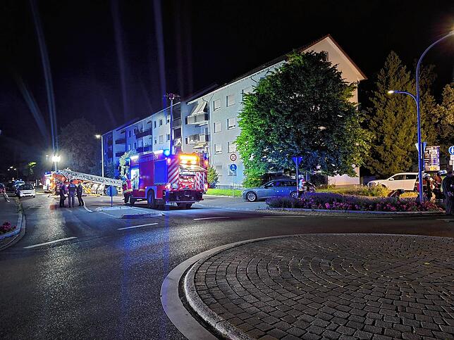 Rund 100 Einsatzkräfte sind beim Großbrand in der Hohenhewenstraße im Einsatz.