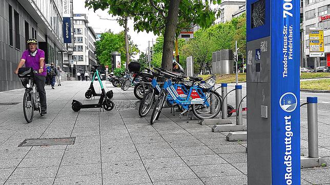 Wo sich Fußgänger und Fahrradfahrer den Weg teilen müssen, parken nun auch öfter E-Scooter mitten auf dem Gehweg. Für ...