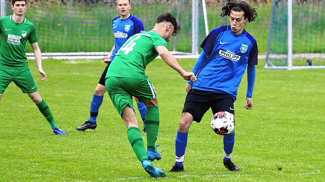 Prinzip Hoffnung: Noah Calvin (rechts) und der FV Degerfelden gewannen das Kellerduell gegen den SV Liel-Niedereggenen mit 2:1. DFamit ...