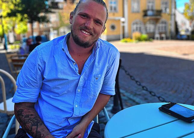 Julian Hischmann vor dem Vanillis in der Karlstraße. Einmal pro Woche pachtet er das Café von Vanessa Lehmann, um dort ...