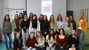Die Klasse 2BKSW1 hat den bundesweiten Oreis gewonnen. Darüber freuen sich die Schülerinnen mit ihren Lehrerinnen. Bild: Schule