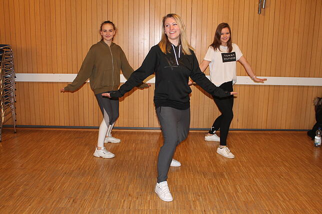 Trainerin Robin Kappenstein (Mitte) zeigt Nathalie Schreiber (links) und Pauline Otto die Choreografie eines Tanzes.