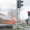 Bislang rauschen die Züge an Wallbach vorbei. Das soll sich aber ändern.