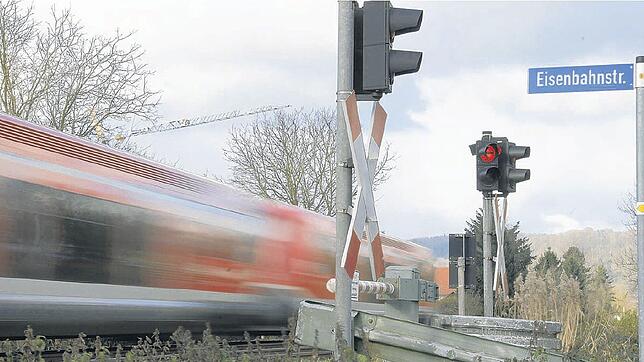 Bislang rauschen die Züge an Wallbach vorbei. Das soll sich aber ändern.
