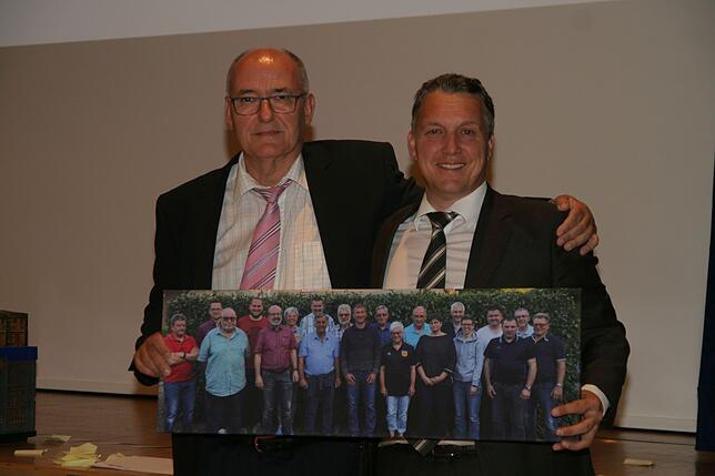 Präsent: Bezirksvorsitzender Uwe Sütterlin (links) aus Eimeldingen mit dem Abschiedsgeschenk für Ralf Brombacher.