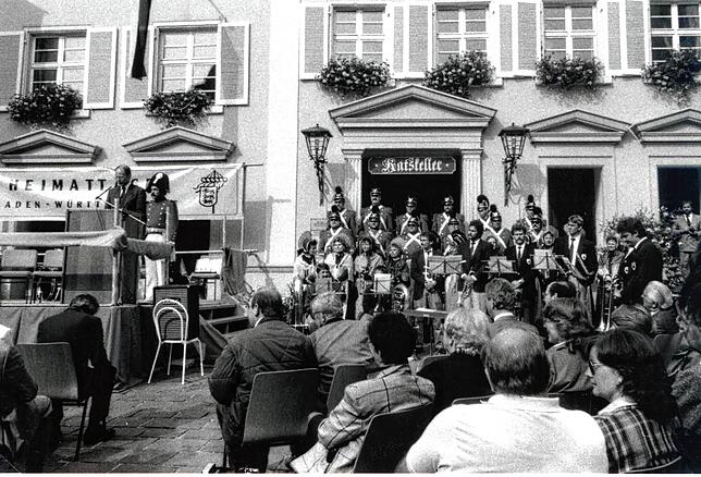 Auf dem Marktplatz eröffnete der damalige Bürgermeister Manfred Sailer am Rednerpult die Baden-Württembergischen Heimattage in Engen. ...