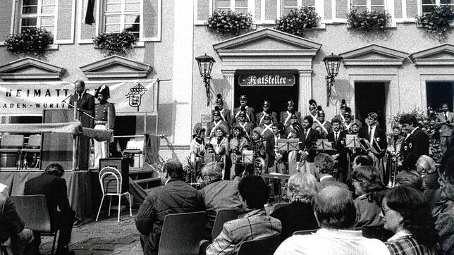 Auf dem Marktplatz eröffnete der damalige Bürgermeister Manfred Sailer am Rednerpult die Baden-Württembergischen Heimattage in Engen. ...