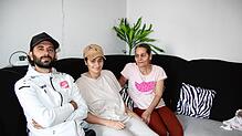 Baraa (Mitte) mit ihrem Bruder Sherbel und ihrer Mutter Hanan Hanna zu Hause auf dem Sofa. Für das Foto hat sich die 28-Jährige extra ...