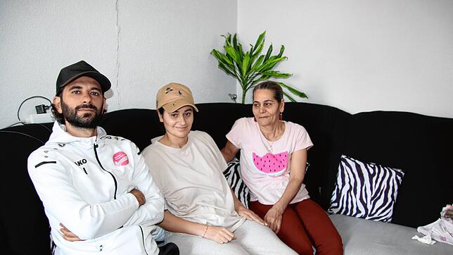 Baraa (Mitte) mit ihrem Bruder Sherbel und ihrer Mutter Hanan Hanna zu Hause auf dem Sofa. Für das Foto hat sich die 28-Jährige extra ...