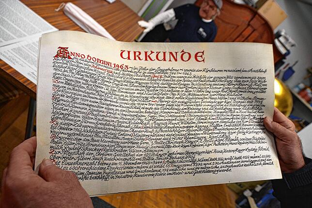 Diese alte Urkunde von 1963 wurde in der Kugel gefunden und kam auch wieder zurück.