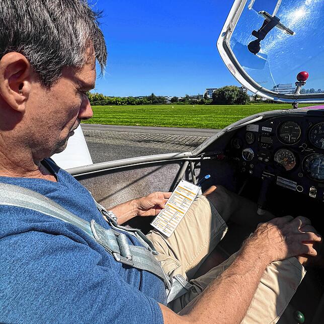 Direkt vor dem Flug geht Michael Schuster nochmals eine Checkliste durch.