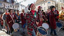 Der Kolpingfanfarenzug begleitete die Narren bei der Schülerbefreiung und marschierte zum Marktbrückle zum Wurstschnappen.