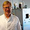 Roland Ballier vor der Testmaschine.