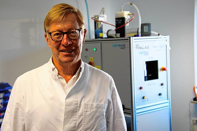Roland Ballier vor der Testmaschine.