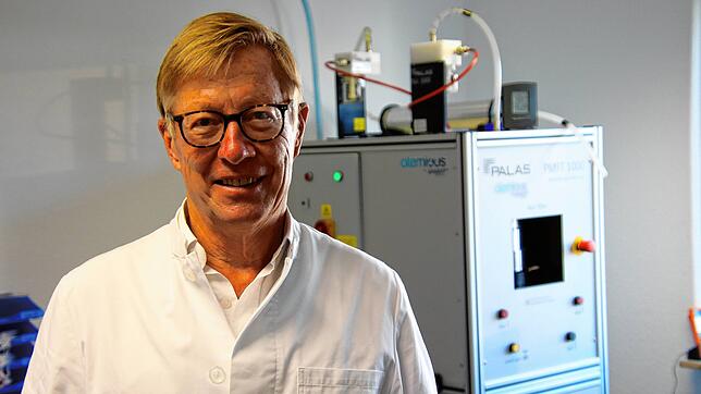Roland Ballier vor der Testmaschine.