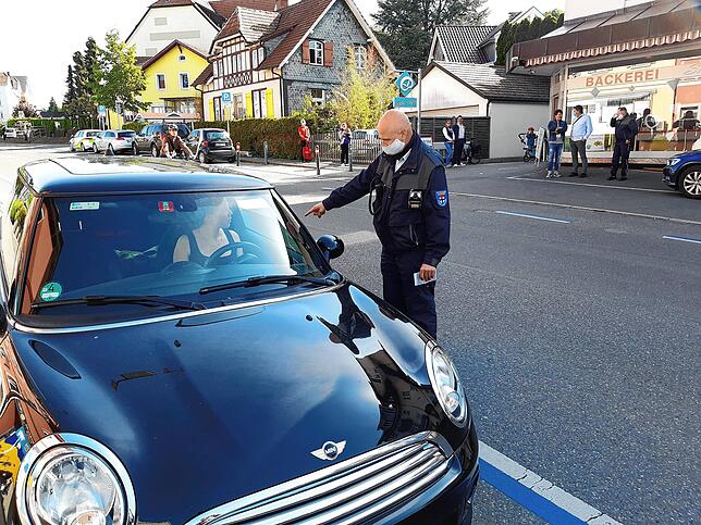Raffaele Zingariello erklärt dieser jungen Autofahrerin das Problem: Wenn sie ihren Wagen auf dem Schutzstreifen für Radfahrer abstellt, ...