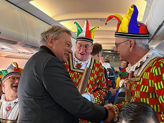 Laufnarrenschlag im Flugzeug. Rechts steht Narrenrichter Jürgen Koterzyna.