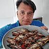 Hincooker Andreas Schuler präsentiert das überbackene Gemüse. Als Abrundung hat er noch Balsamico-Creme darüber gegeben. Perfekt als ...