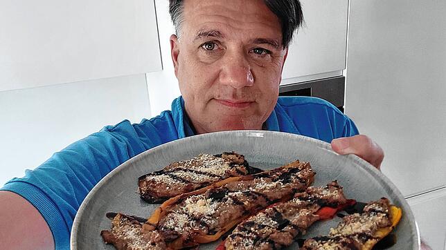 Hincooker Andreas Schuler präsentiert das überbackene Gemüse. Als Abrundung hat er noch Balsamico-Creme darüber gegeben. Perfekt als ...