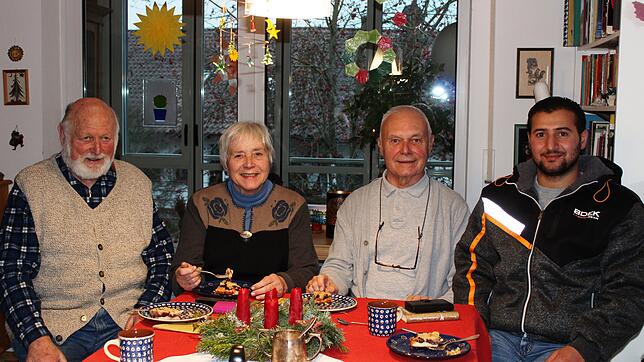 Rudolf und Heide Heeder, Karl Bosch und der Syrer Munir treffen sich gelegentlich zu einem Kaffeeplausch. Munir spricht inzwischen gut ...