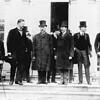 Reichskanzler Constantin Fehrenbach (Dritter von links) und Reichsfinanzminister Joseph Wirth (Zweiter von links) bei der Konferenz im ...