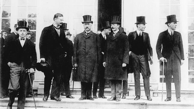 Reichskanzler Constantin Fehrenbach (Dritter von links) und Reichsfinanzminister Joseph Wirth (Zweiter von links) bei der Konferenz im ...