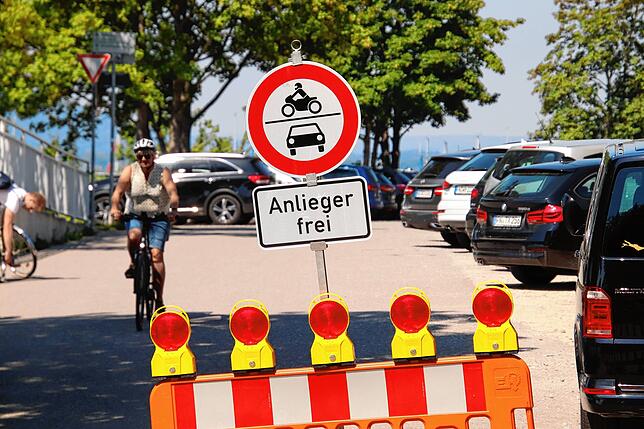 War sowieso unwirksam: Zahlreiche Autofahrer ignorierten das Verbot einer Durchfahrt und parkten dennoch hier auf dem Parkplatz am ...