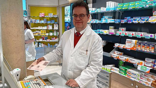 Das E-Rezept muss derzeit noch auf Papier ausgedruckt werden, damit Apotheker wie Michael Dohm in Radolfzell das Rezept einlesen können.