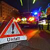 Ein Warndreieck, wie hier in Freiburg, weist auf einen Unfall hin. (Symbolbild) Beim Laufenburg in Laufenburg hat ein Unfall einen ...