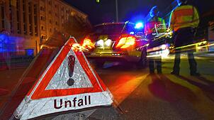 Ein Warndreieck, wie hier in Freiburg, weist auf einen Unfall hin. (Symbolbild) Beim Laufenburg in Laufenburg hat ein Unfall einen ...