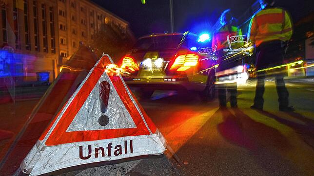 Ein Warndreieck, wie hier in Freiburg, weist auf einen Unfall hin. (Symbolbild) Beim Laufenburg in Laufenburg hat ein Unfall einen ...