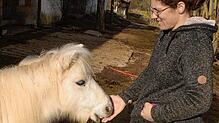 Johanna Ayanpeju kümmert sich auf dem Hargethof unter anderem um das Shetlandpony Schnuckele. Ayanpeju sucht dringend einen neuen Standort.
