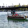 Boote der Polizei und Feuerwehr sowie die DLRG sind an der Suche auf dem Seerhein beteiligt.  Über dem Wasser kreist ein ...