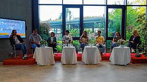 Beim Zukunftslabor in Hohenfels sprachen sieben Teilnehmer mit Moderator Morten-Adrian Wagner (links). Ludwig Brugger, Anna-Lena Hahn, ...