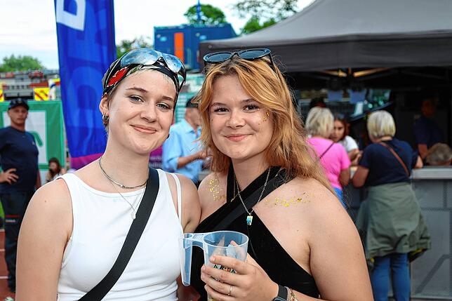 Bild 34: Hier spielt die Musik! Fans tanzen vor den Bühnen beim Campus-Festival 2025